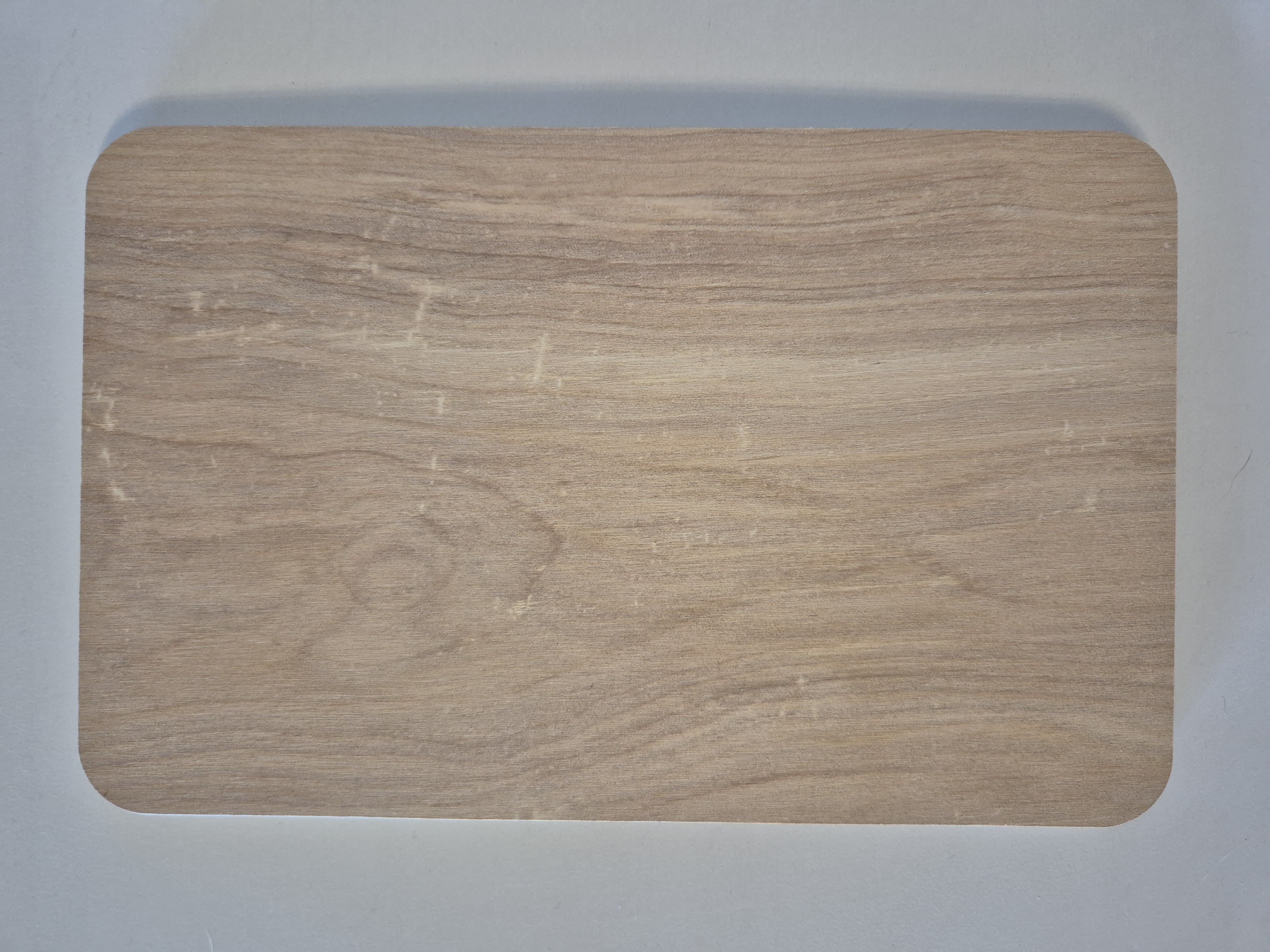 Birkenholz ist hell, feinporig und gleichmäßig in der Struktur, was es ideal für detailreiche Gravuren macht. Die Oberfläche nimmt den Laser gut auf, wodurch klare und scharfe Linien entstehen. Da das Holz relativ weich ist, kannst du auch filigrane Designs problemlos umsetzen. Beim beim Gravieren entsteht ein deutlicher Kontrast, da die gravierten Bereiche recht dunkel werden, was besonders bei Logos oder Schriftzügen einen schönen Effekt erzeugt.