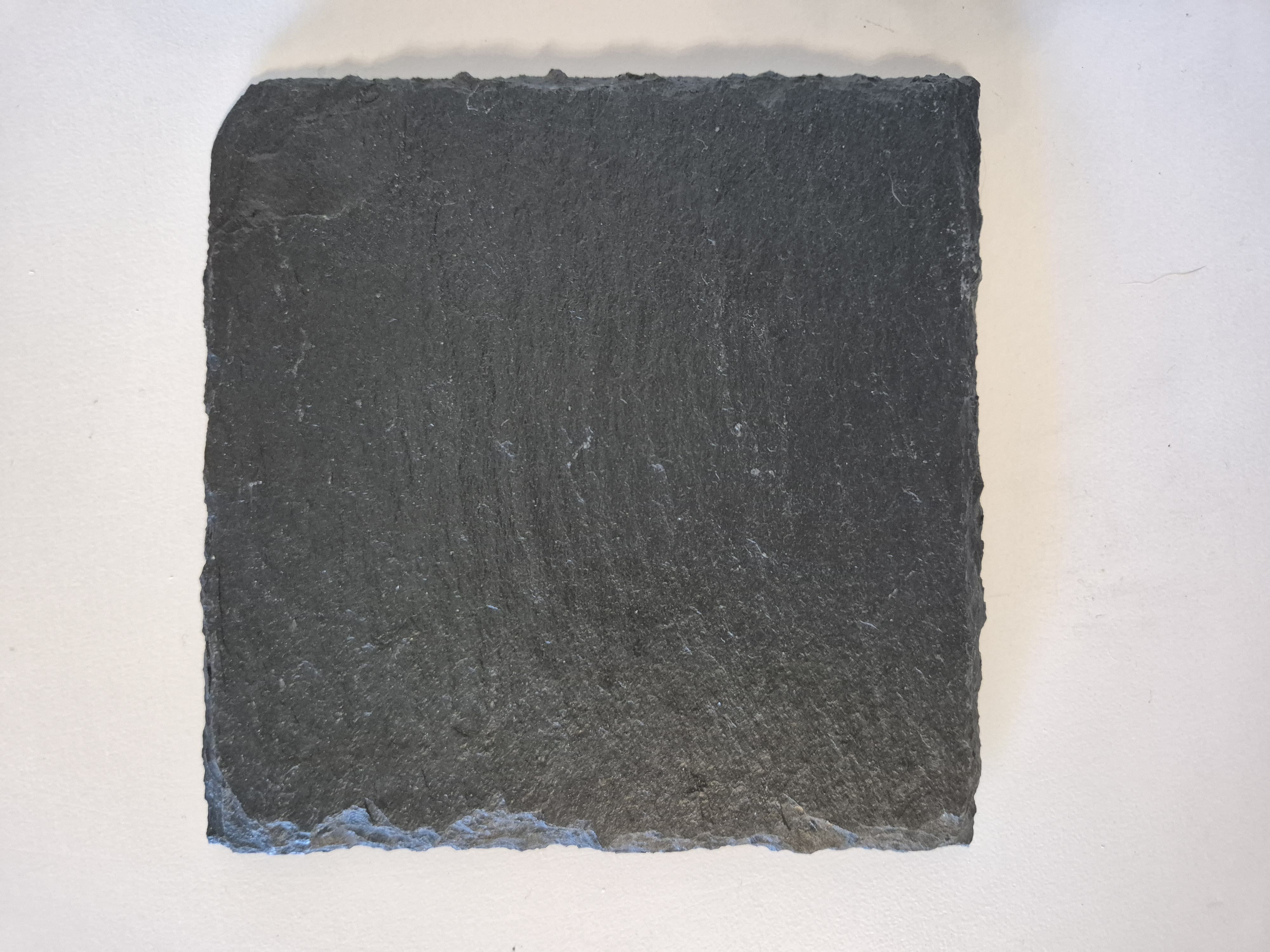 Schiefer ist ein Naturstein mit einer markanten, matten Oberfläche, der beim Gravieren eine helle, kontrastreiche Schrift erzeugt. Der Laser entfernt dünne Schichten des Materials, sodass scharfe, dauerhafte Gravuren entstehen. Schiefer eignet sich besonders gut für elegante und moderne Designs, vor allem wenn du eine starke Abgrenzung der Gravur möchtest. Die Oberfläche bleibt durch das Gravieren glatt und ist ideal für stilvolle Produkte wie Untersetzer, Schilder oder Deko-Objekte.