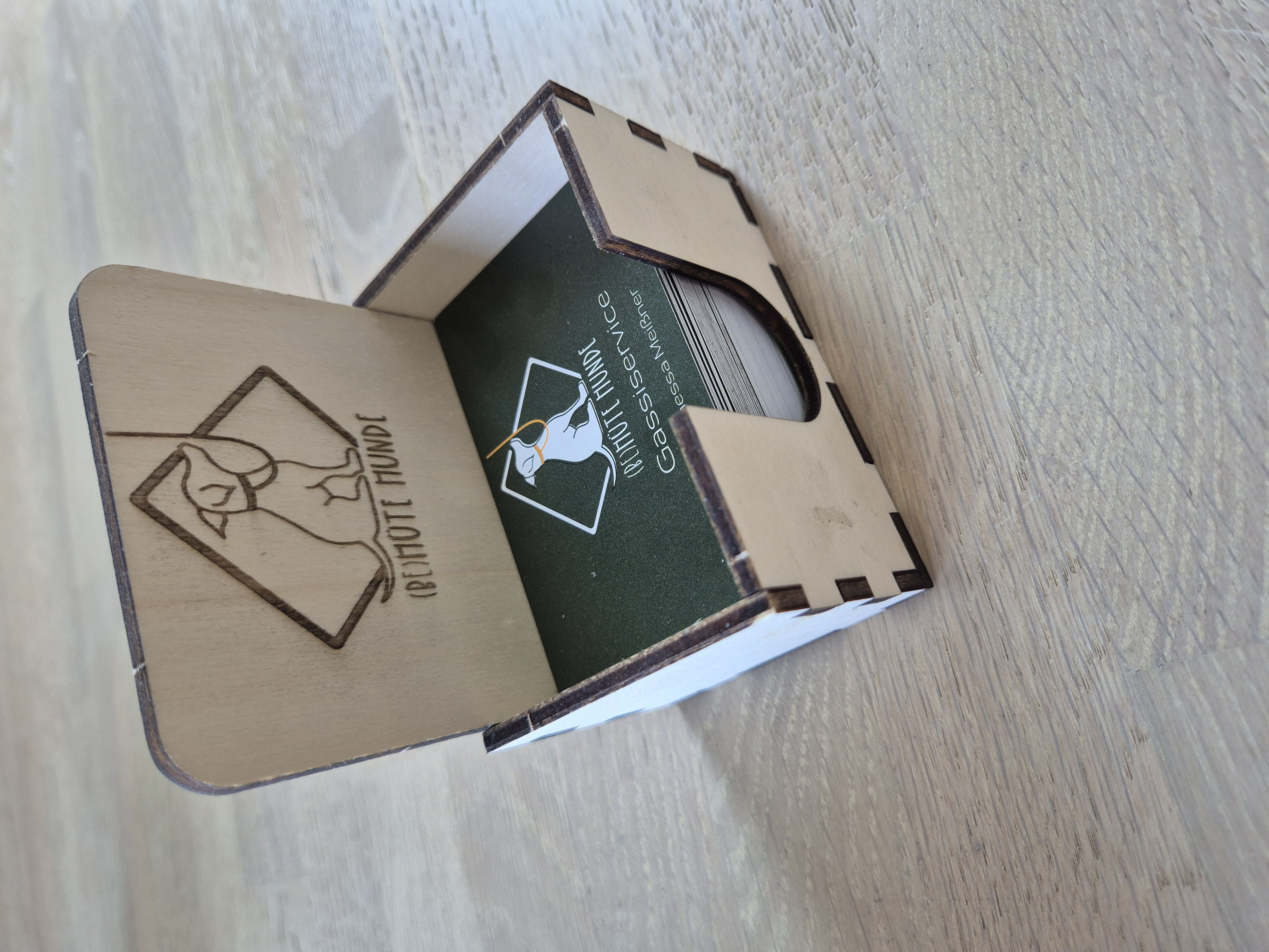 Visitenkartenbox mit Unternehmenslogo aus Pappelholz. Ausgeschnitten und graviert mit einem Laser. Als Verbindung wurde die offene Finger-Verbindung gewählt. Zusammengesetzt mit Holzleim. Vor dem Zusammenbau kann das Holz noch mit einer Lasur behandelt werden.