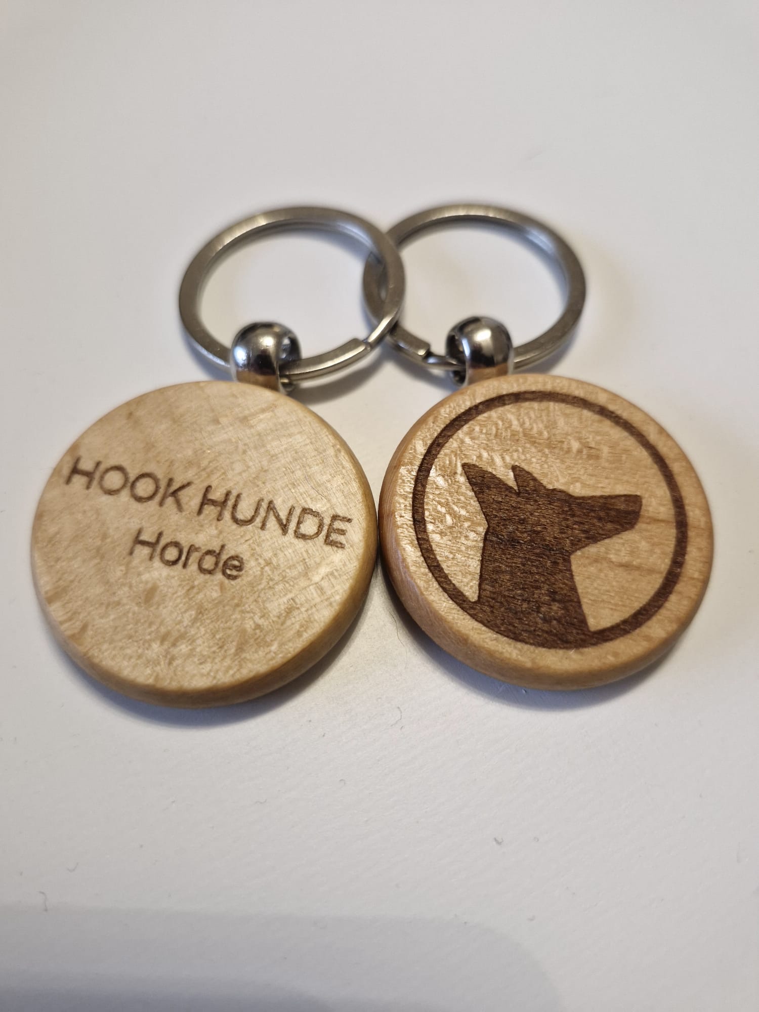 Schlüsselanhänger aus Holz beidseitig graviert mit einem Firmenlogo und personalisiertem Schriftzug
